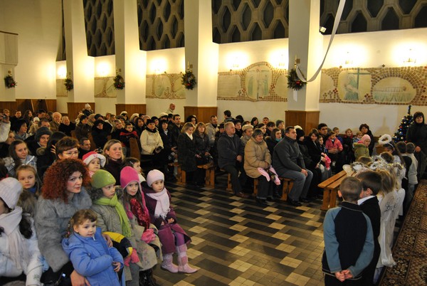 Zebrany ciekawy tłum wiernych Zebrany ciekawy tłum wiernych