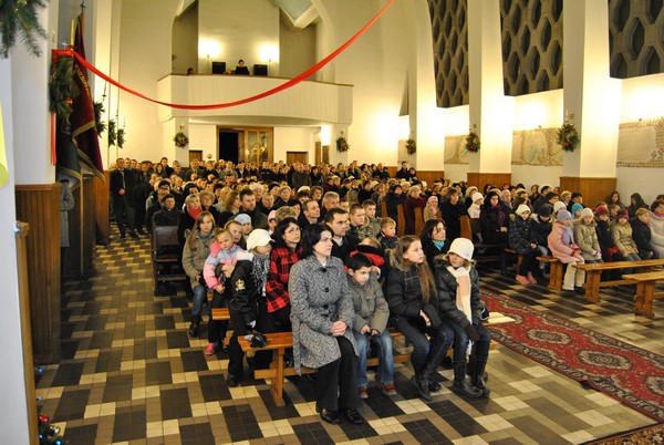 Wierni przed Pasterką Wierni przed Pasterką