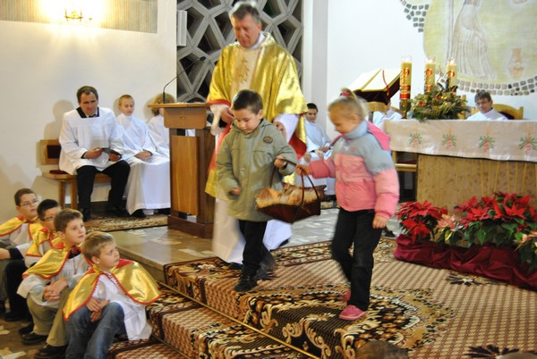 Kinga Kiełbasa i Bogdan Imburski z ‘0’, przy usprawiedliwionej nieobecności Stasia Skórki /1 rok/, mają zaszczyt przenieść figurkę Dzieciątka do szopki Wierni przed PasterkąKinga Kiełbasa i Bogdan Imburski z ‘0’, przy usprawiedliwionej nieobecności Stasia Skórki /1 rok/, mają zaszczyt przenieść figurkę Dzieciątka do szopki