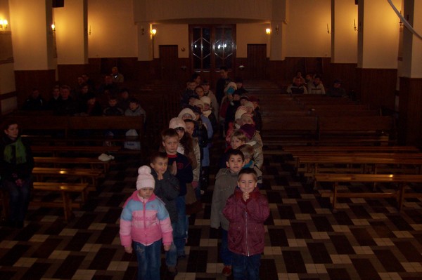 Dzieci, które nie opuściły ani jednych ‘Rorat’, na próbie rankiem we Wigilię Dzieci, które nie opuściły ani jednych ‘Rorat’, na próbie rankiem we Wigilię