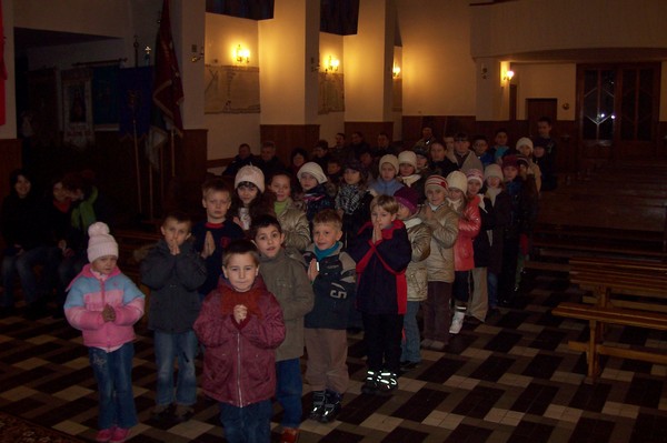 Dzieci, które nie opuściły ani jednych ‘Rorat’, na próbie rankiem we Wigilię Dzieci, które nie opuściły ani jednych ‘Rorat’, na próbie rankiem we Wigilię