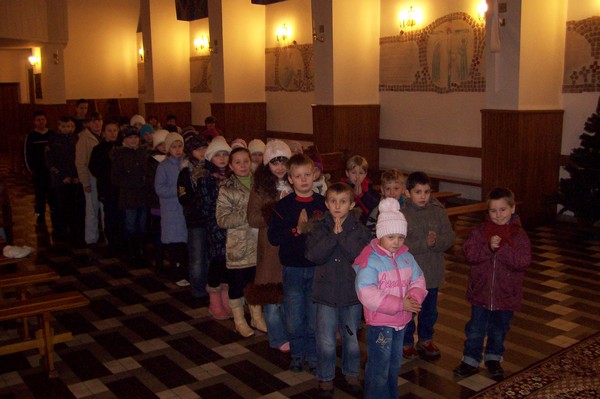 Dzieci, które nie opuściły ani jednych ‘Rorat’, na próbie rankiem we Wigilię Dzieci, które nie opuściły ani jednych ‘Rorat’, na próbie rankiem we Wigilię