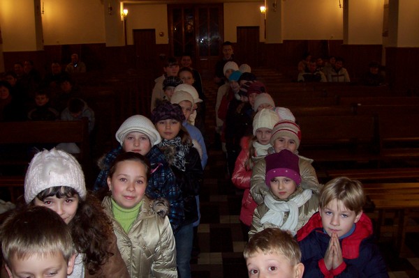 Dzieci, które nie opuściły ani jednych ‘Rorat’, na próbie rankiem we Wigilię Dzieci, które nie opuściły ani jednych ‘Rorat’, na próbie rankiem we Wigilię